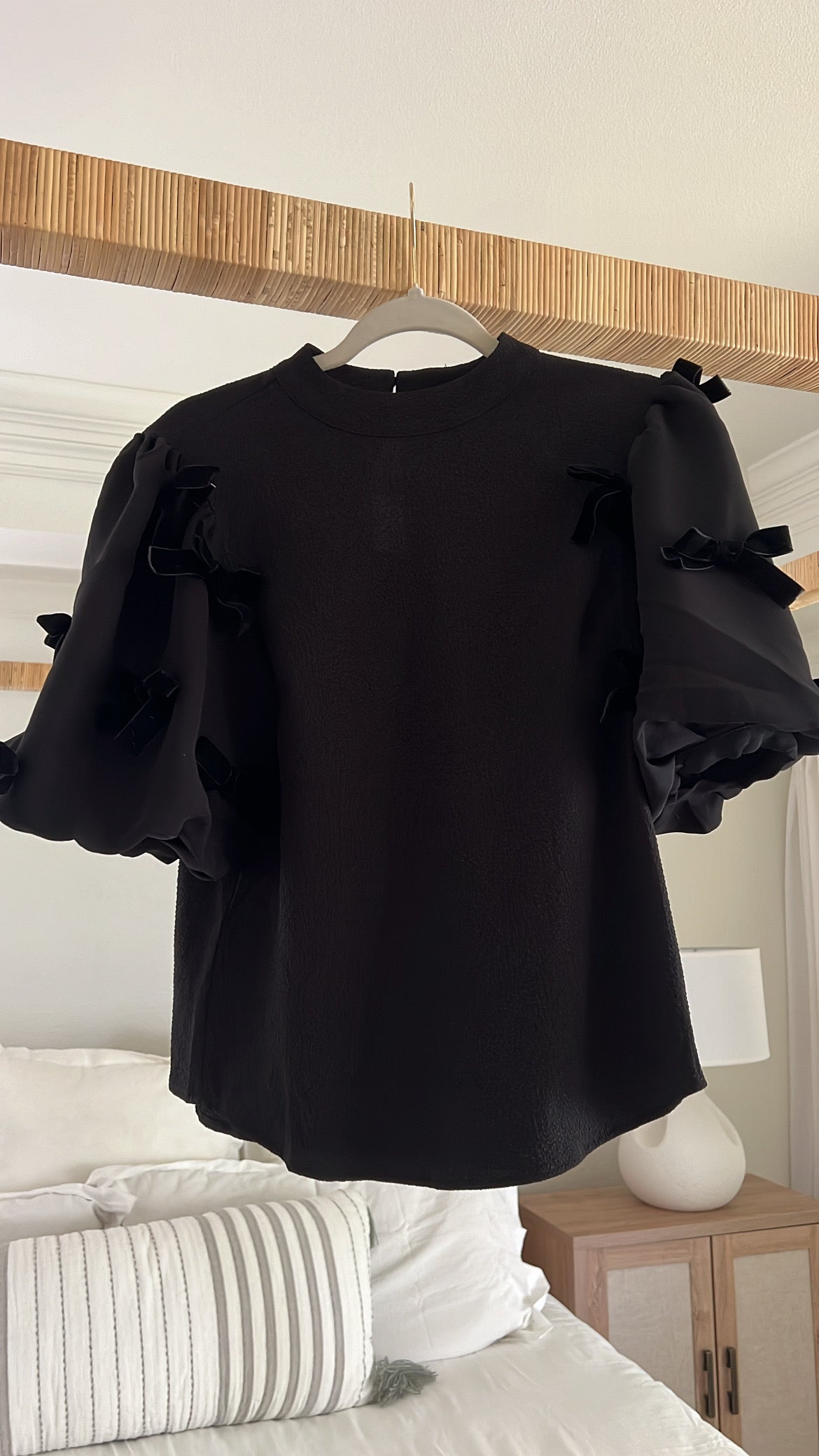 Oliv Black linen bow top